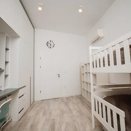 Sea View Family La Апартаменти *